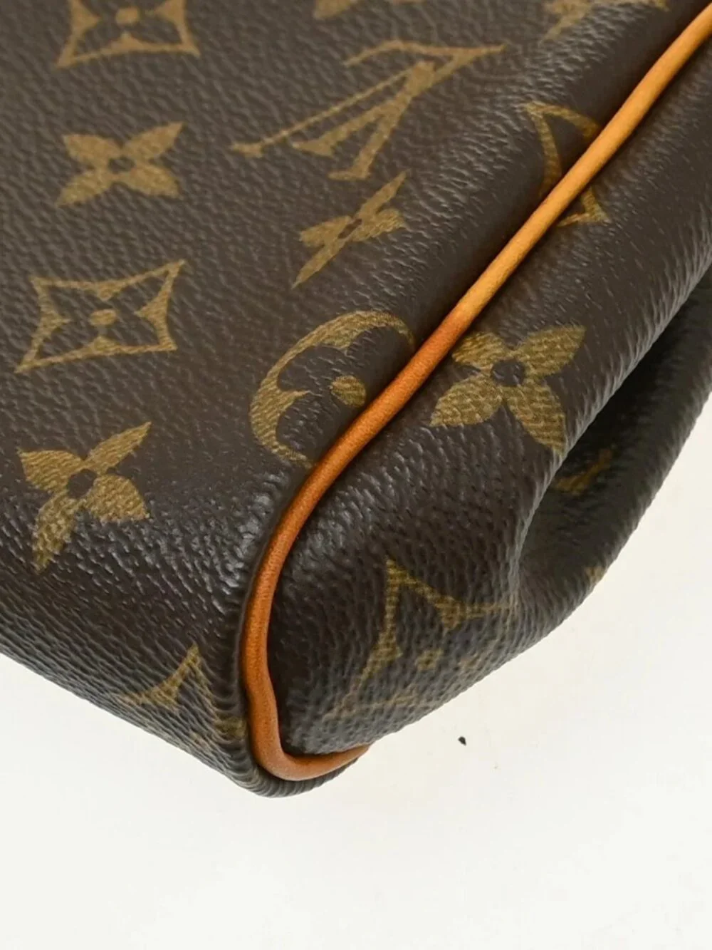 Louis Vuitton outside 	ab